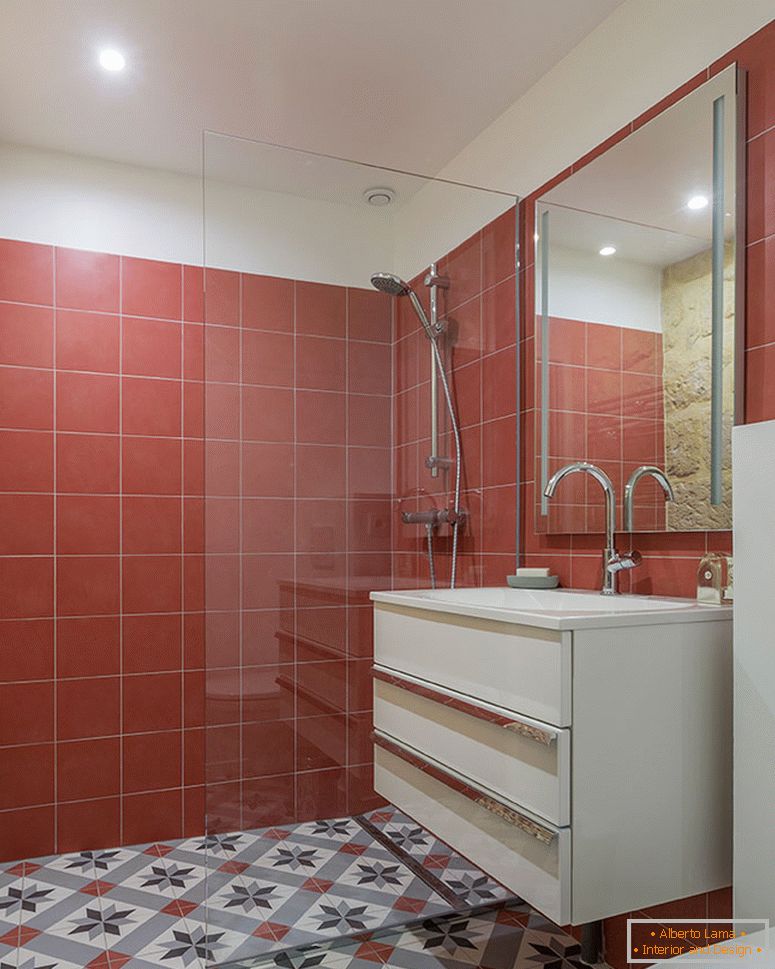 Tuiles rouges à l'intérieur d'une petite salle de bain