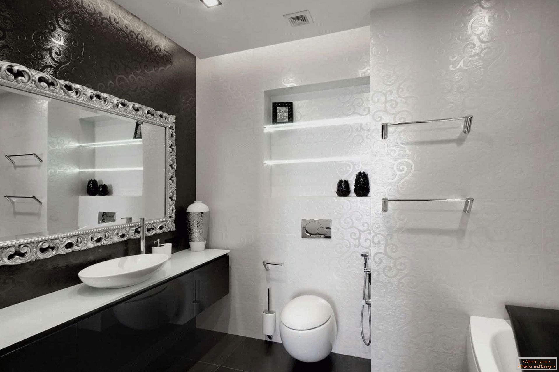 Salle de bain noire et blanche avec bain