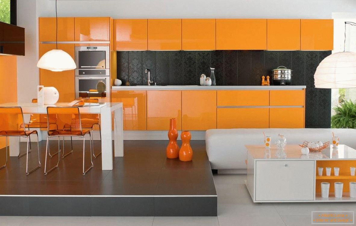 Set noir dans la cuisine orange
