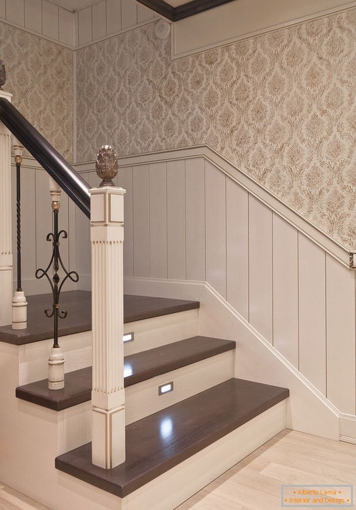Impeccabilité en filigrane de l'escalier classique pour une petite maison de campagne.
