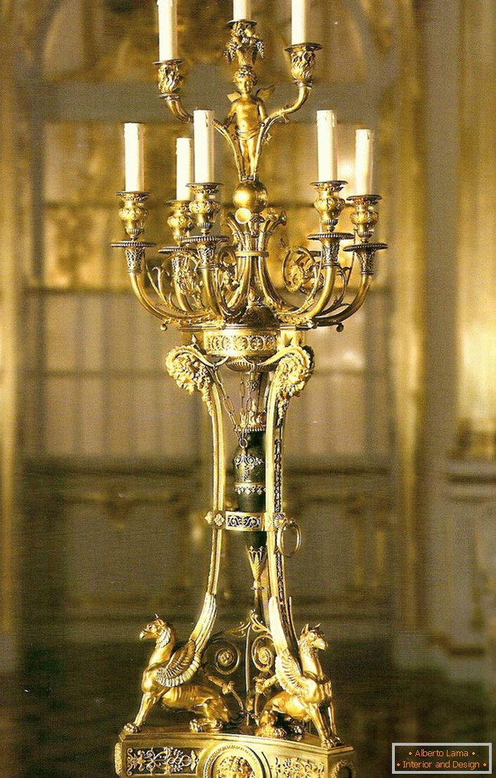 Un candélabre doré noble et raffiné pour neuf bougies ornera l'intérieur de n'importe quelle maison de campagne ou pavillon de chasse.