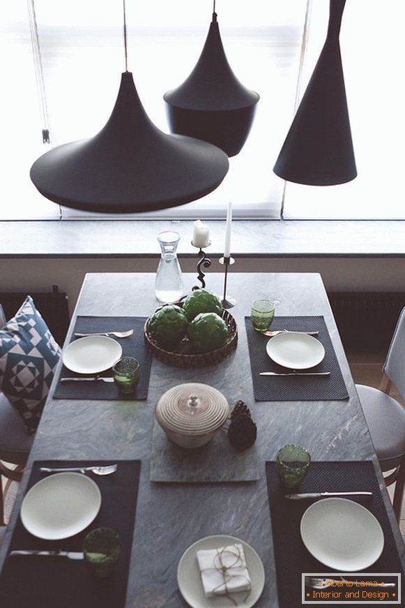 Lampes de différentes formes au-dessus de la table à manger
