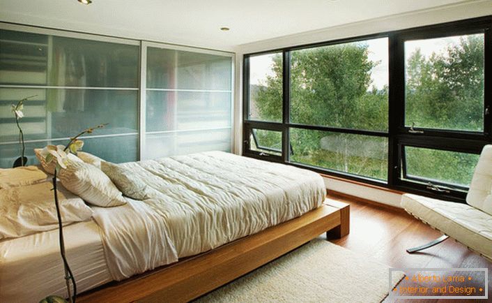 Un lit bas en bois s'intègre harmonieusement à l'intérieur de la chambre dans le style Art Nouveau.