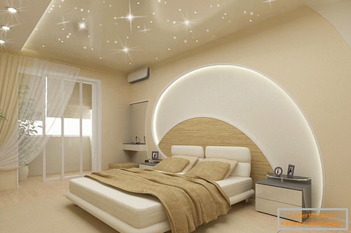 Attention attire la décoration des murs et du plafond dans la chambre dans un style moderne. Des rayures LED traversent le plafond et le mur au-dessus du lit, les plafonds tendus imitent le ciel étoilé magique.