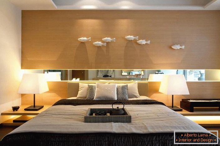 Conformément au style de l'Art Nouveau pour la chambre à coucher a été choisi le mobilier laconique de bois clair. Le design modeste de la chambre à coucher ne rend pas l’intérieur pas cher et peu attrayant. 