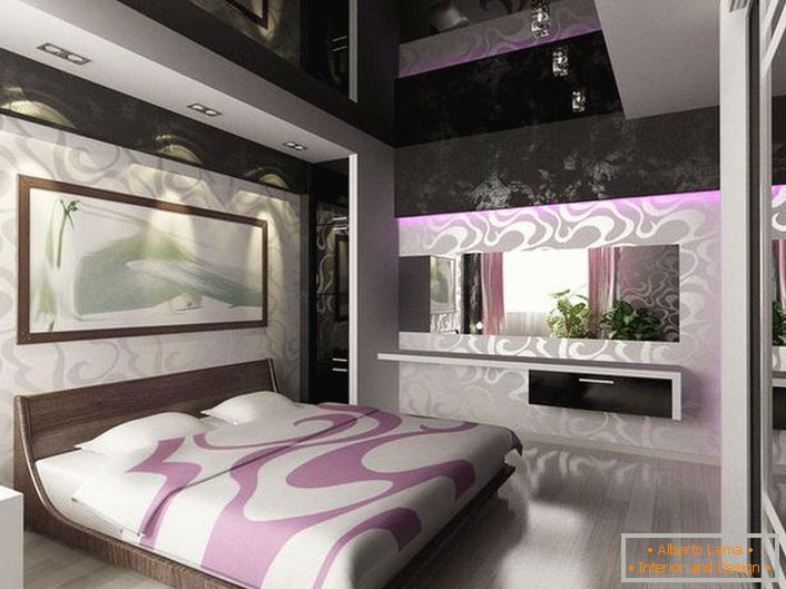 Dans la chambre à coucher de style Art Nouveau, les plafonds tendus de couleur noire ont fière allure. L'éclairage des projecteurs est également correctement sélectionné.