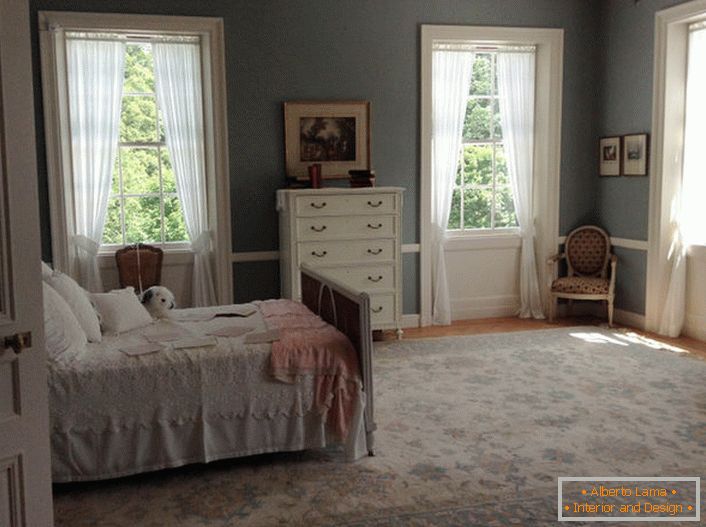 Chambre dans le style Art Nouveau avec des ouvertures de fenêtres bien organisées. La lumière, les rideaux d'air laissent entrer le soleil dans la pièce.