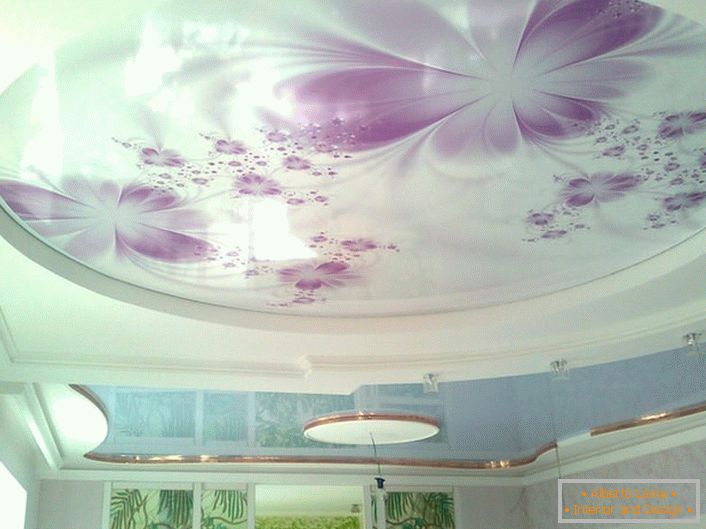 Les plafonds tendus avec impression photo sont combinés organiquement avec un éclairage correctement sélectionné.