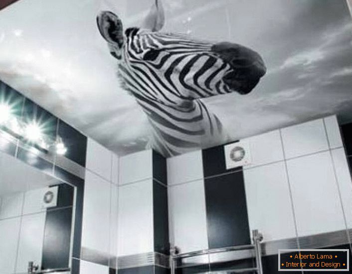 Une image inhabituelle pour décorer une salle de bain noire et blanche est l'image d'un zèbre sur des plafonds tendus avec impression photo.