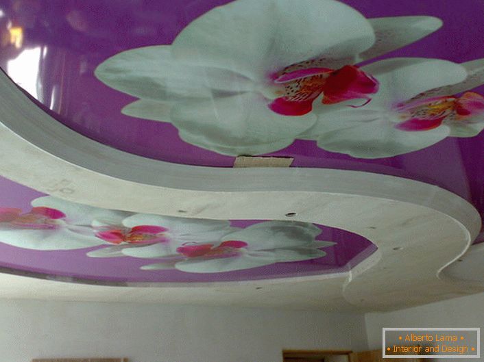 Composition avec des fleurs sur des plafonds tendus avec impression photo - une solution intéressante pour décorer le salon.