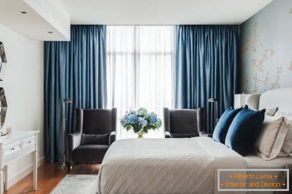 Quels rideaux conviendront au papier peint bleu - dans le design de la chambre