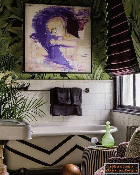 Une combinaison de papier peint vert pour les murs et les rideaux violets