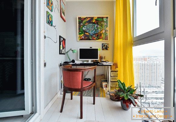 Une chambre confortable dans l'appartement sur la photo du balcon