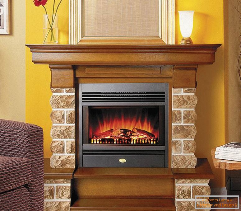 Un élégant foyer au gaz fait de briques avec simulation de feu. Les éléments en bois pouvant servir d'étagères sont également intéressants. 