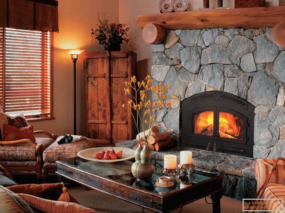 Une cheminée encombrante, décorée d'un cadre en bois, se fond harmonieusement dans la chambre d'hôtes de style champêtre.