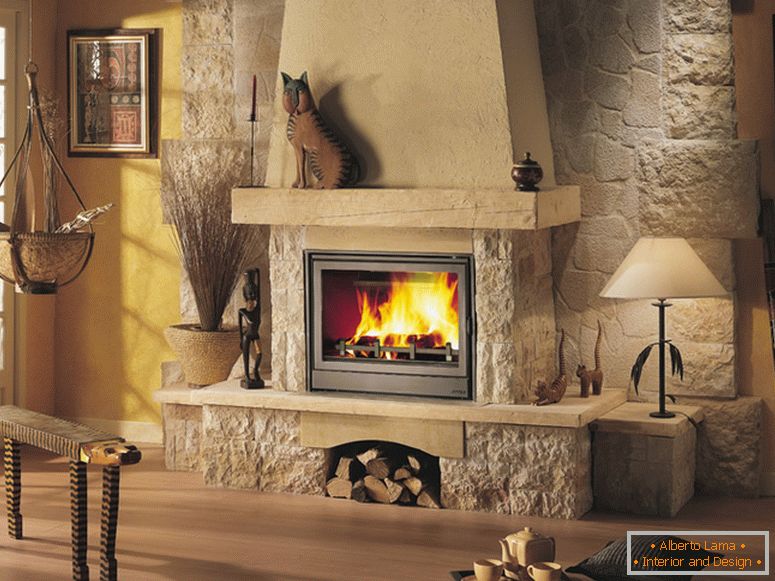 Une élégante cheminée dans une finition en briques brutes semble parfaite dans le salon de style champêtre.