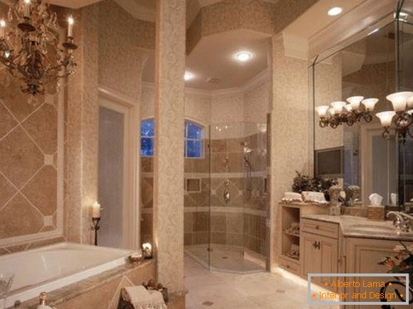 Salle de bain luxueuse avec lustre