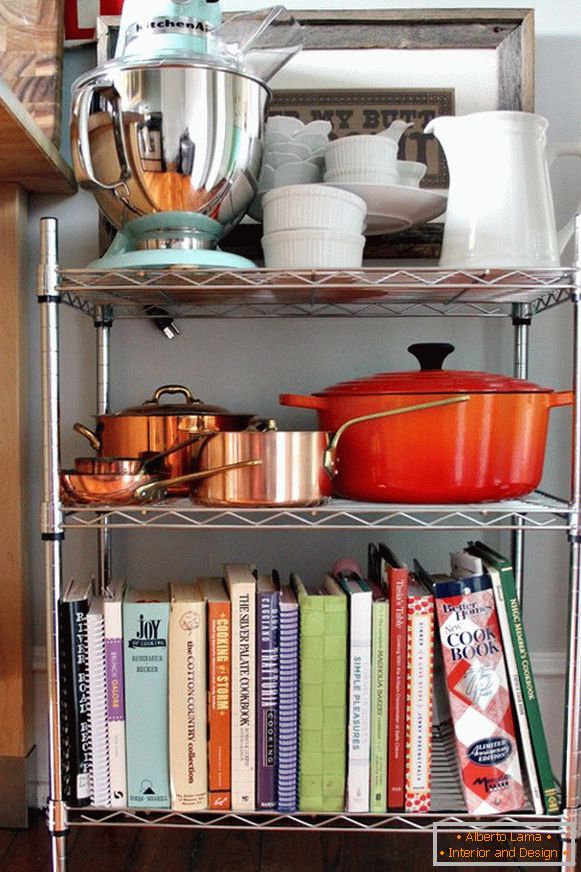 Une étagère pour la vaisselle et les livres dans la cuisine