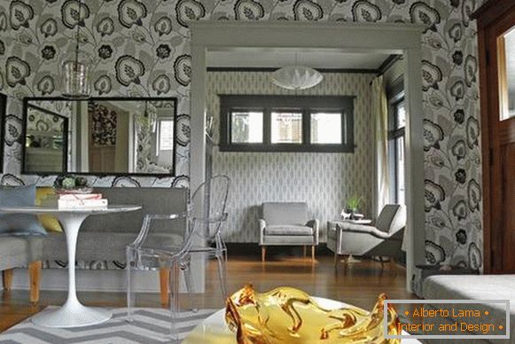 Différents papiers peints à l'intérieur - une belle combinaison sur la photo d'une maison privée