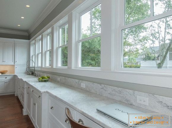 Design de fenêtre dans une maison privée - photo de la cuisine