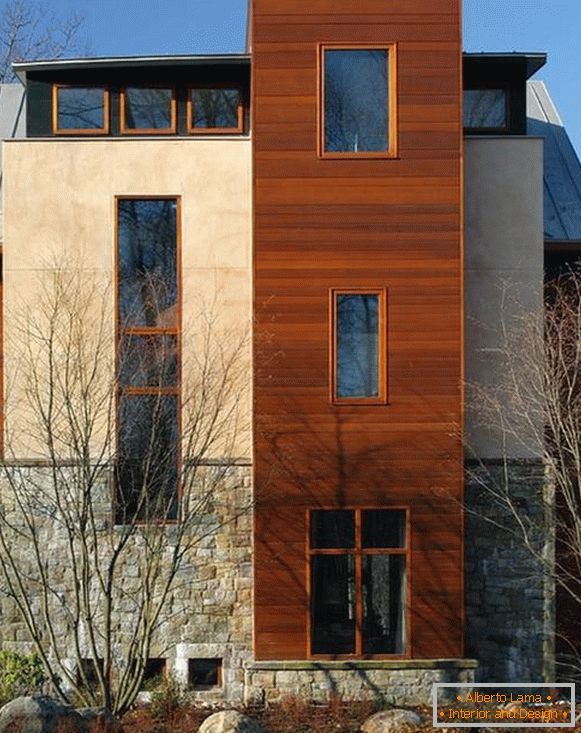 Fenêtres en bois - photo de la façade d'une maison privée