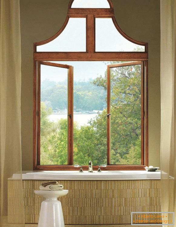 Fenêtre en bois inhabituelle dans la salle de bain