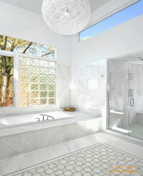 Fenêtres en fibre de verre dans le design de la salle de bain