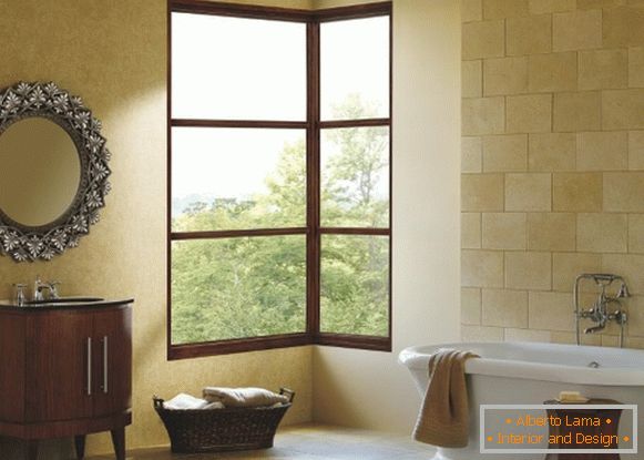 Meilleur design de fenêtre - photo d'une fenêtre d'angle dans la salle de bain
