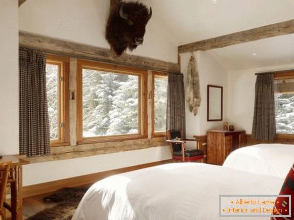 Fenêtres en bois dans la chambre à coucher de style scandinave