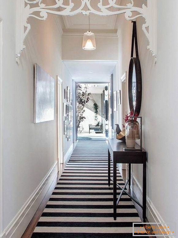 Conception d'un long couloir étroit dans un appartement avec un tapis