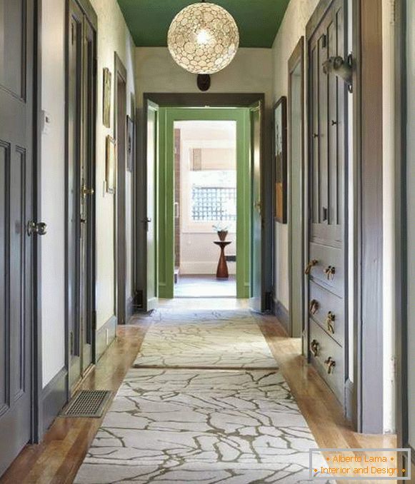 Couloir étroit élégant - une photo avec un plafond vert
