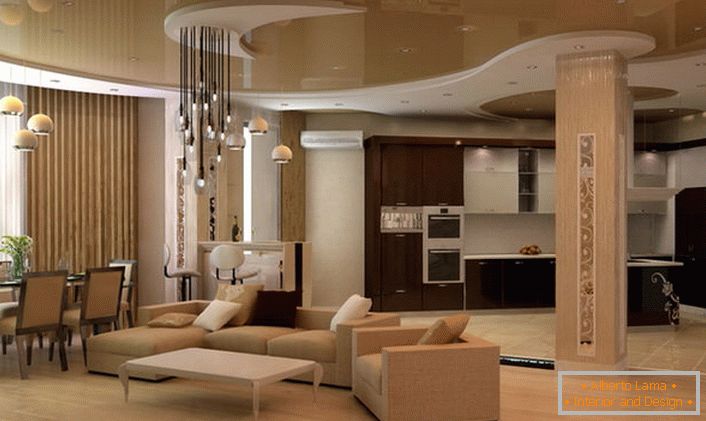 Une option d'éclairage intéressante pour le salon dans le style moderne. Un aspect caractéristique des intérieurs de style moderne sont les surfaces brillantes, par exemple un plafond à deux niveaux.