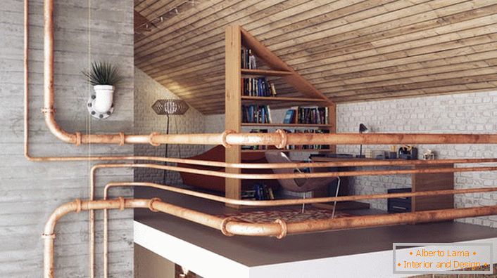 Un bureau confortable au deuxième étage est clôturé avec des tuyaux en métal, ce qui correspond au style loft. 
