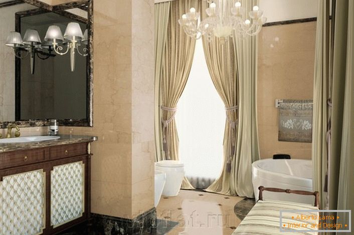 La décoration noble de la salle de bains dans le style néoclassique est soulignée par des meubles bien choisis.