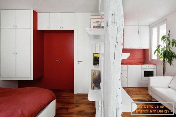 Planchers unis dans un petit appartement