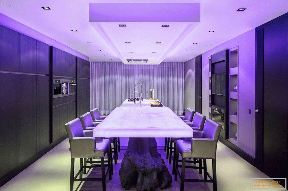 Lumière violette dans la cuisine