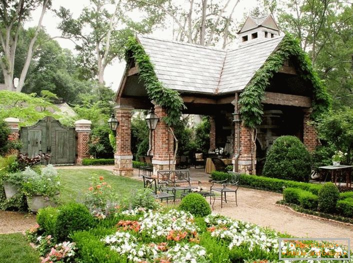 L'élégante simplicité d'un belvédère ouvert dans le style d'un chalet s'organise dans un jardin luxueux et confortable. 