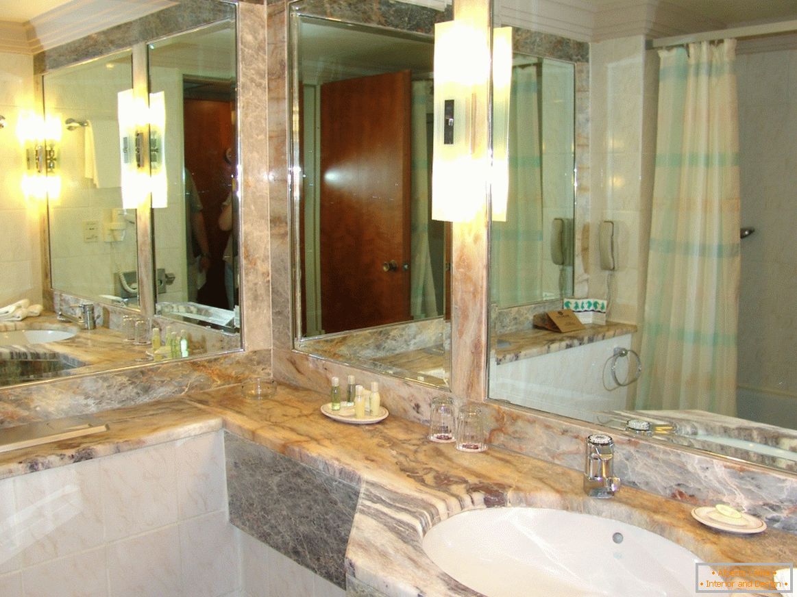 Miroirs dans la salle de bain