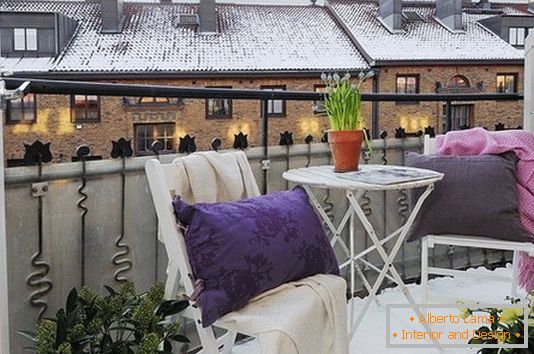 Véranda confortable sur un petit balcon