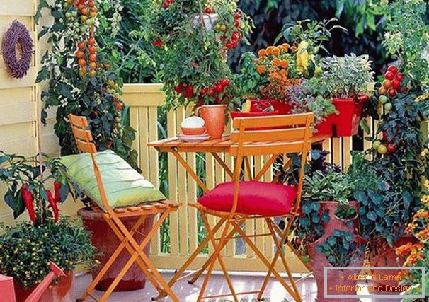 Véranda confortable sur un petit balcon