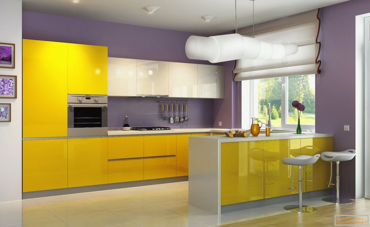 La combinaison de fleurs jaunes et violettes dans la cuisine