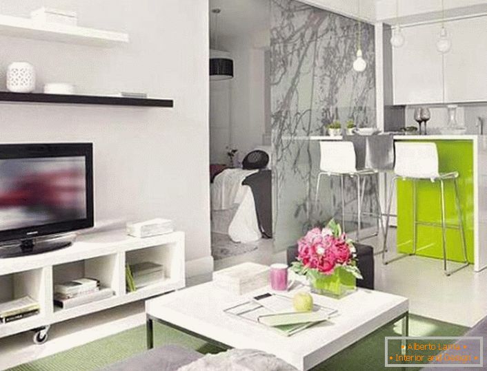 Un petit studio grâce à un agencement compétent devient un logement à part entière avec une chambre séparée, qui est clôturée par une élégante cloison de verre.