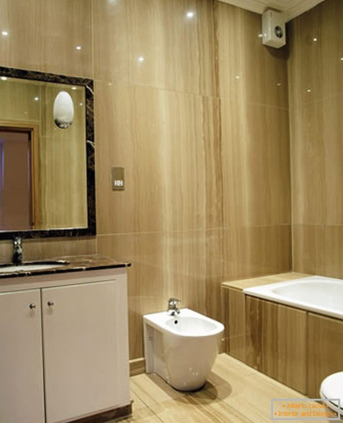 Laconic intérieur de la salle de bain dans le style du minimalisme s'intègre organiquement dans un petit espace.