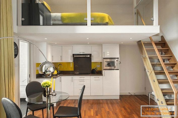 Le petit appartement à deux niveaux est décoré dans un style minimaliste.