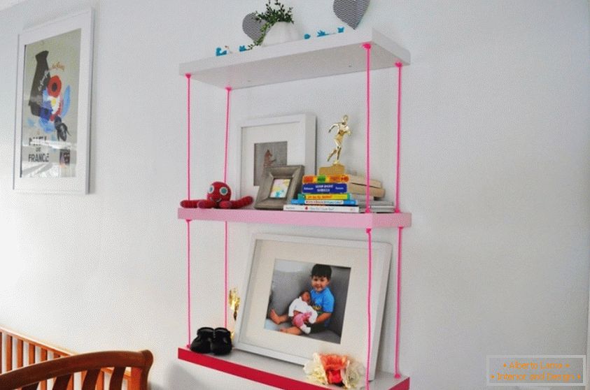 Une étagère pour une chambre d'enfants avec des cordes roses