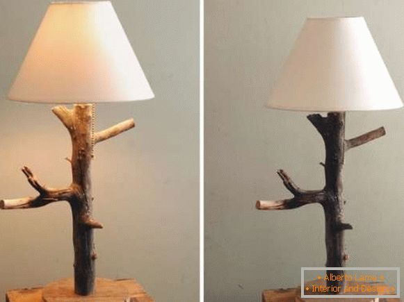 Lampe de table faite en bois - photo