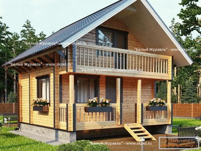La maison est en bois lamellé avec une terrasse et un grand balcon. Le projet KB-1.