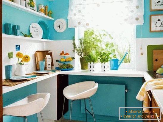 Intérieur d'une petite cuisine de couleur turquoise