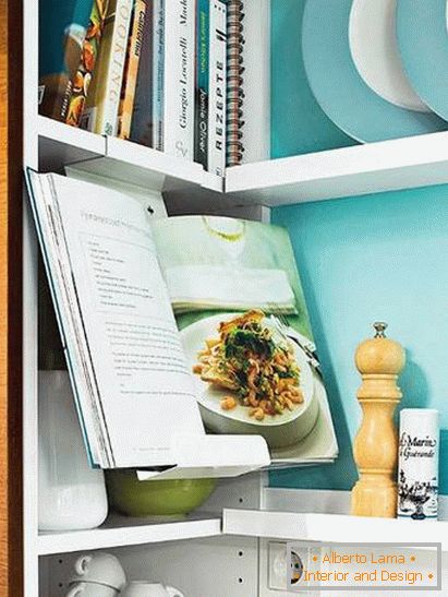 Livres et ustensiles dans une petite cuisine de couleur turquoise