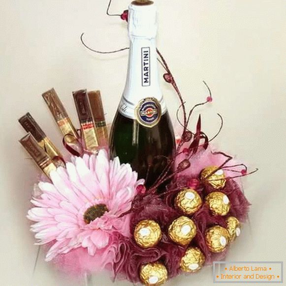 Décor d'une bouteille de champagne avec des bonbons et des fleurs - photo